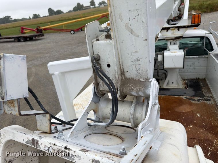 image for item FK3470 2000 Ford F350 Super Duty XL bucket truck