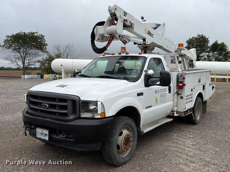 2004 Ford F550 Super Duty XL bucket truck