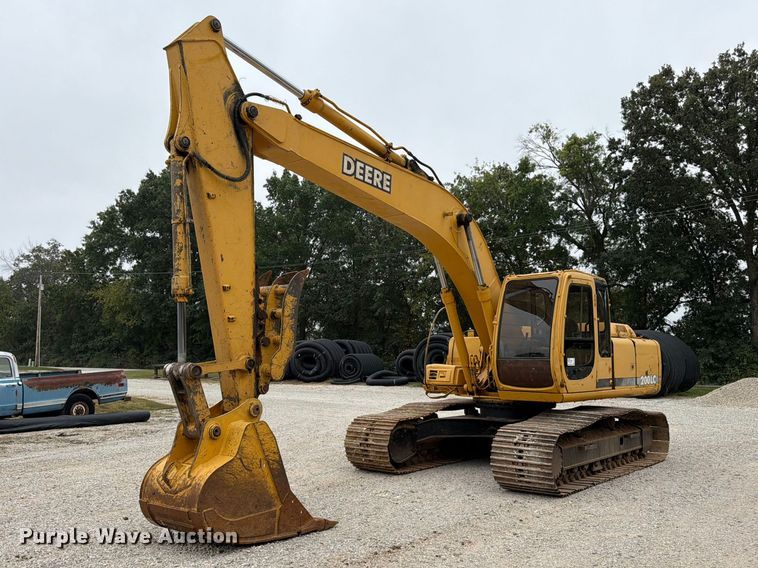2000 John Deere 200LC excavator