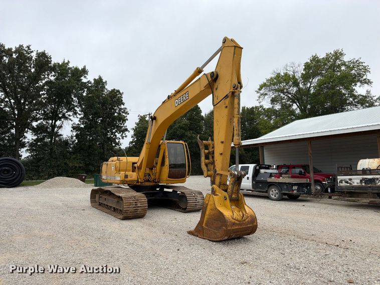 image for item FK3476 2000 John Deere 200LC excavator