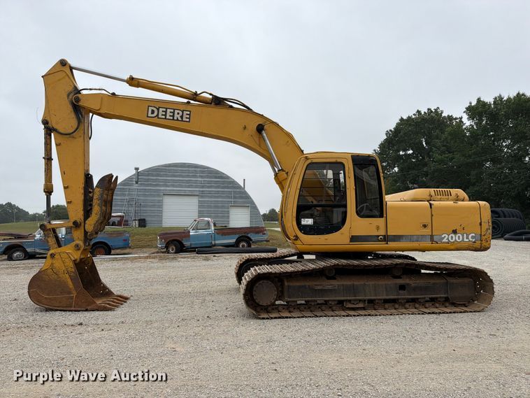 image for item FK3476 2000 John Deere 200LC excavator