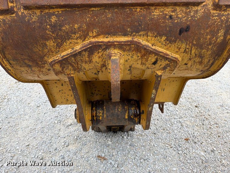image for item FK3476 2000 John Deere 200LC excavator