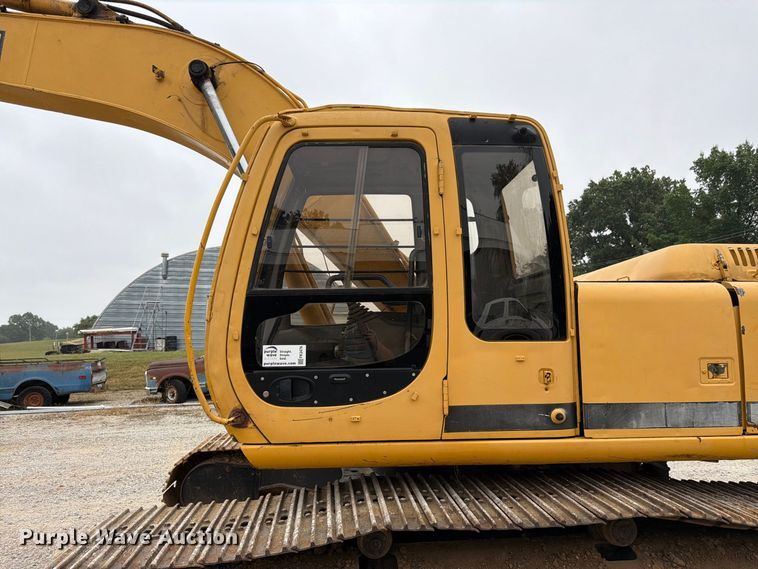 image for item FK3476 2000 John Deere 200LC excavator