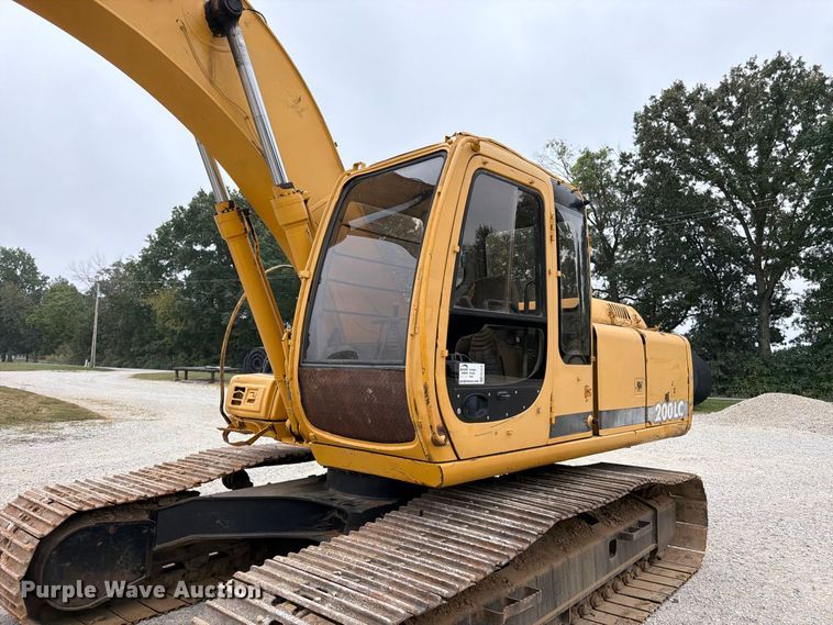 image for item FK3476 2000 John Deere 200LC excavator