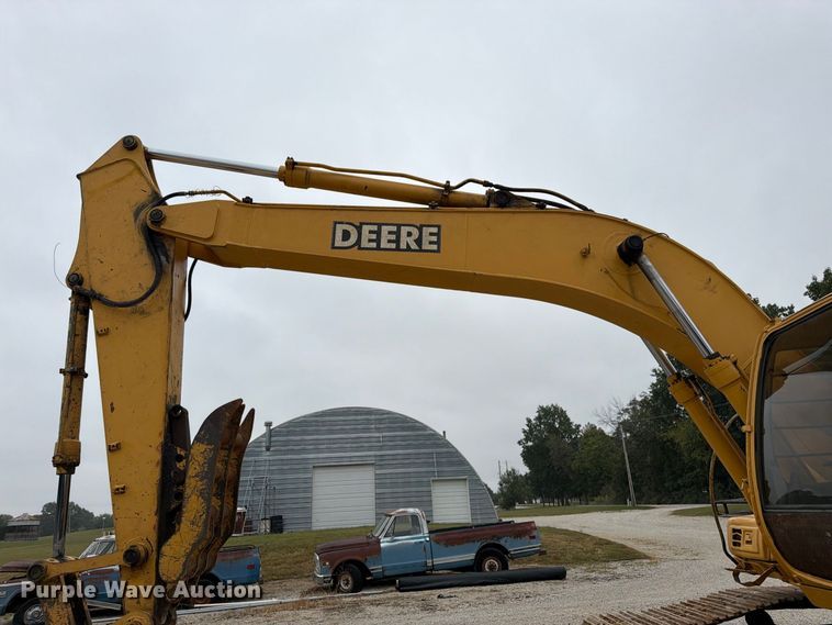 image for item FK3476 2000 John Deere 200LC excavator