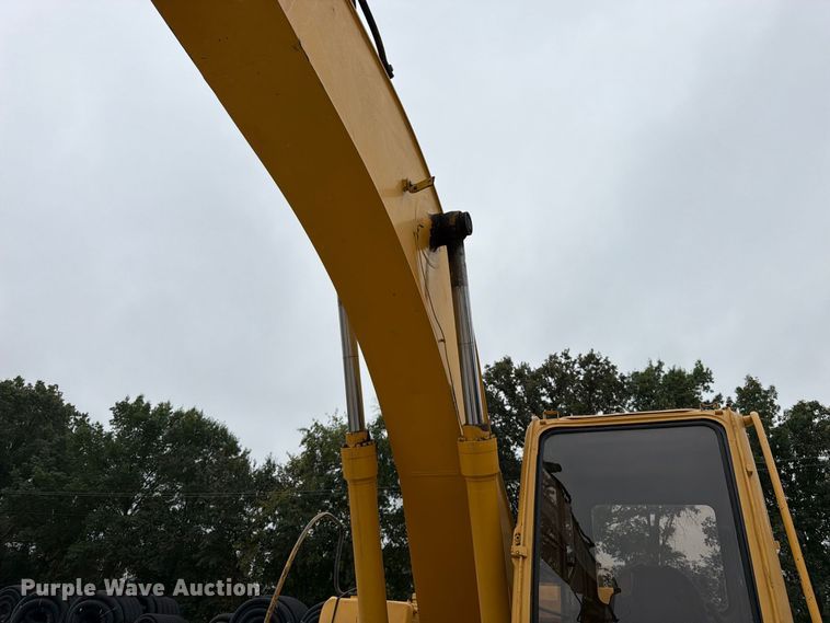image for item FK3476 2000 John Deere 200LC excavator