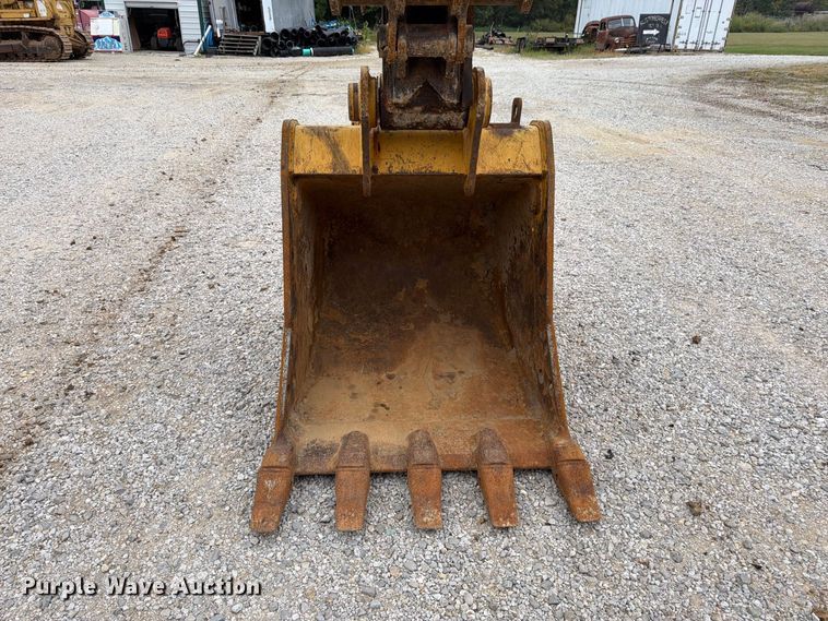 image for item FK3476 2000 John Deere 200LC excavator