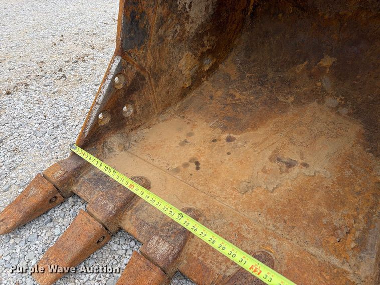 image for item FK3476 2000 John Deere 200LC excavator