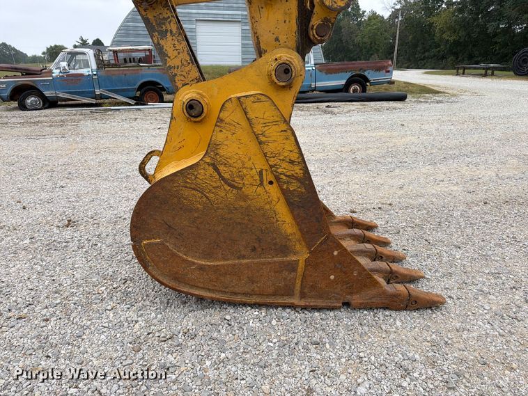image for item FK3476 2000 John Deere 200LC excavator