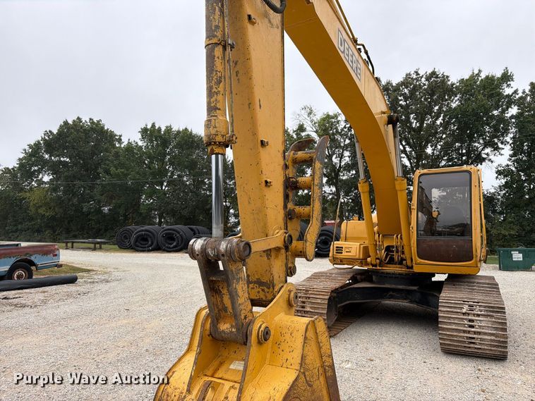 image for item FK3476 2000 John Deere 200LC excavator