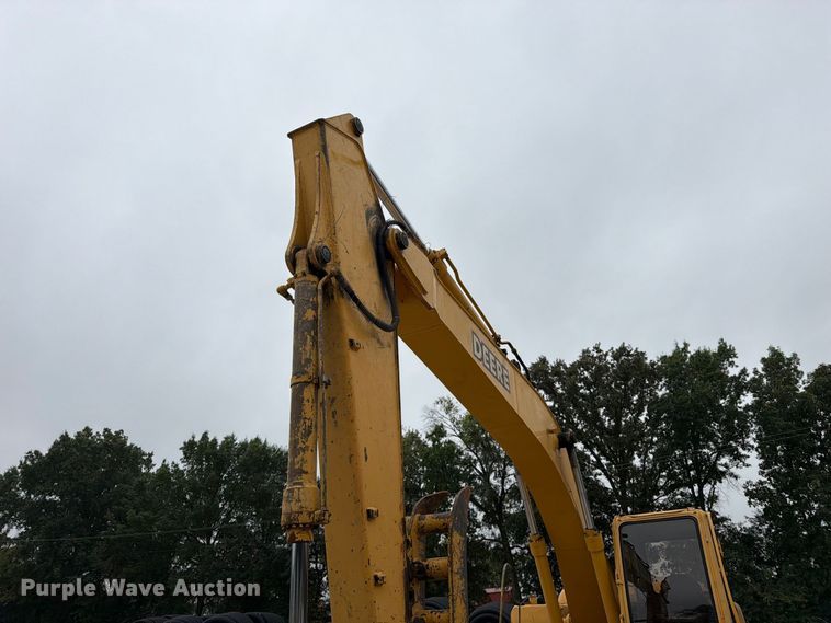 image for item FK3476 2000 John Deere 200LC excavator