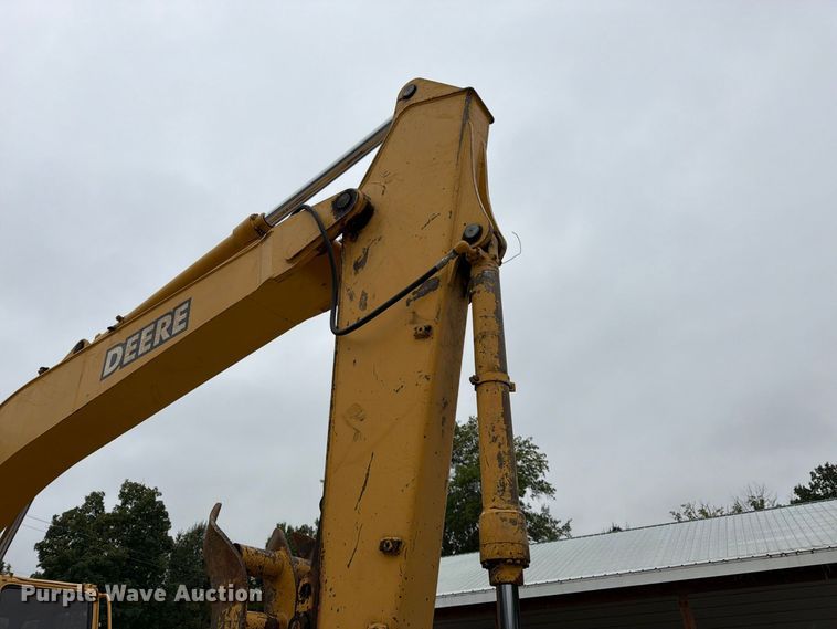 image for item FK3476 2000 John Deere 200LC excavator