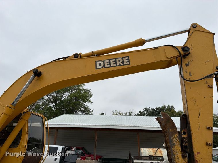image for item FK3476 2000 John Deere 200LC excavator