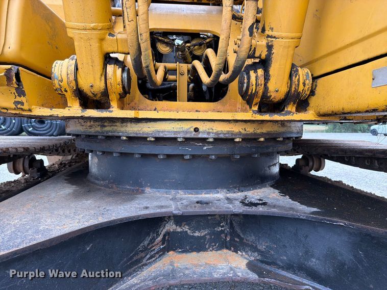 image for item FK3476 2000 John Deere 200LC excavator
