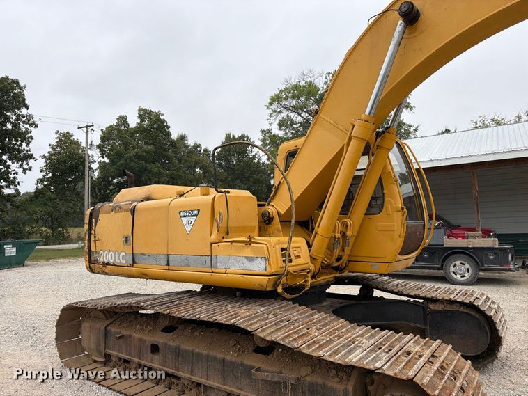 image for item FK3476 2000 John Deere 200LC excavator