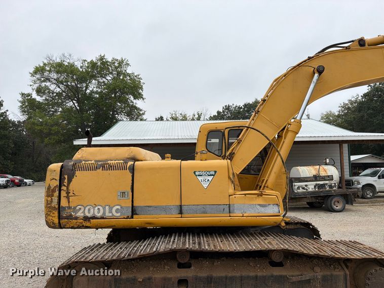 image for item FK3476 2000 John Deere 200LC excavator