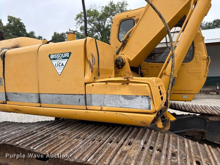 image for item FK3476 2000 John Deere 200LC excavator