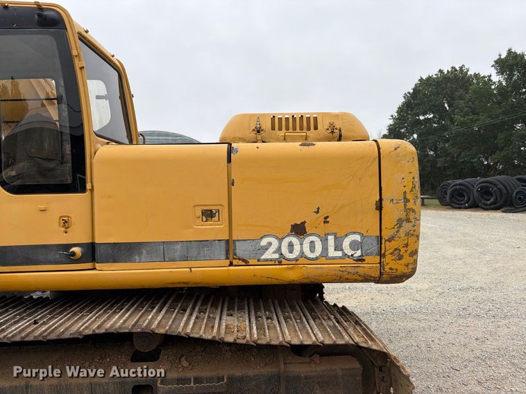 image for item FK3476 2000 John Deere 200LC excavator