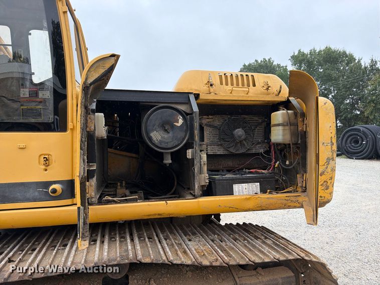 image for item FK3476 2000 John Deere 200LC excavator