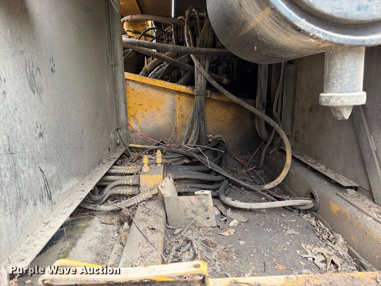 image for item FK3476 2000 John Deere 200LC excavator