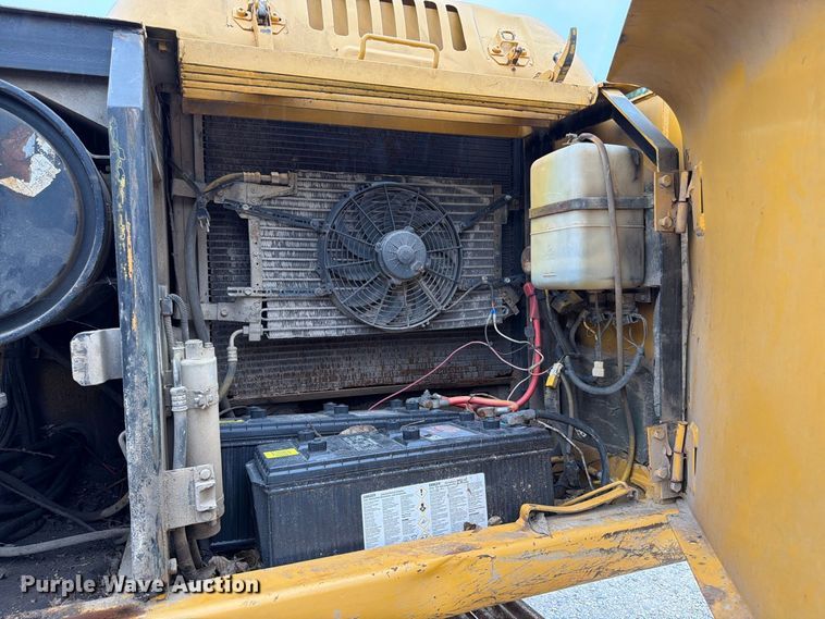 image for item FK3476 2000 John Deere 200LC excavator