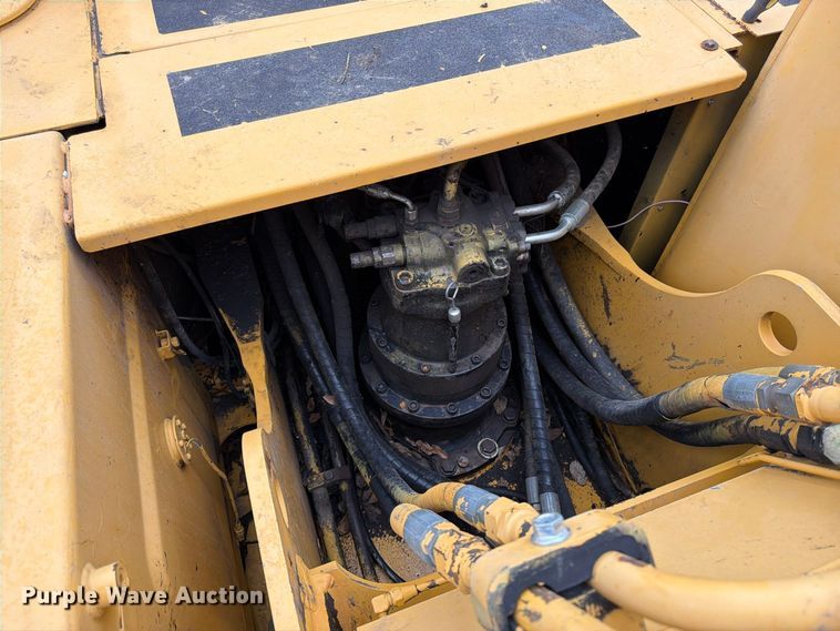 image for item FK3476 2000 John Deere 200LC excavator