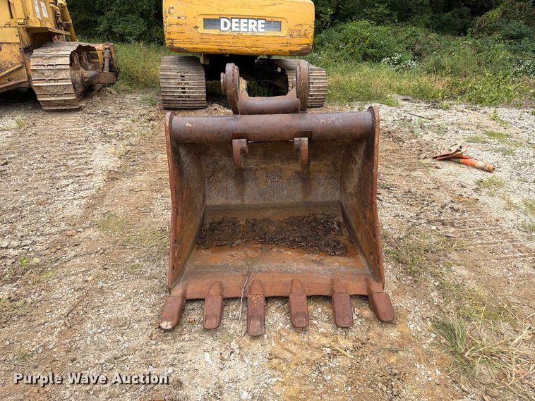 image for item FK3476 2000 John Deere 200LC excavator