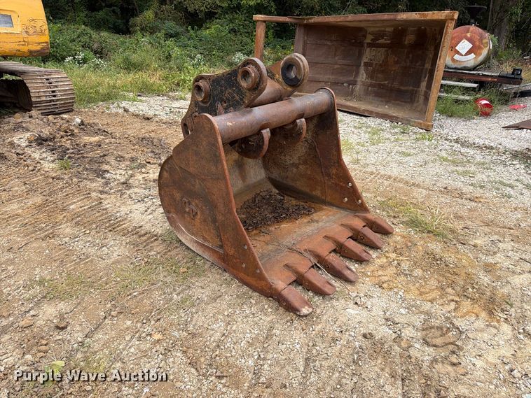 image for item FK3476 2000 John Deere 200LC excavator