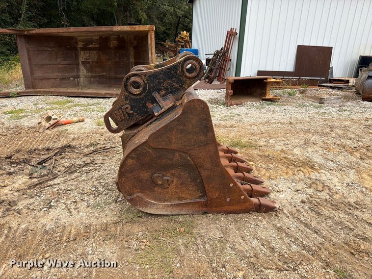 image for item FK3476 2000 John Deere 200LC excavator