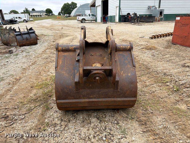image for item FK3476 2000 John Deere 200LC excavator