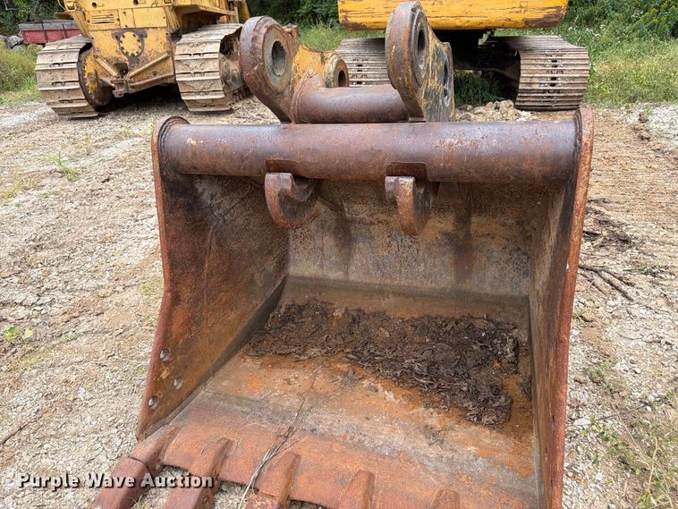 image for item FK3476 2000 John Deere 200LC excavator