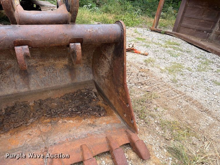 image for item FK3476 2000 John Deere 200LC excavator