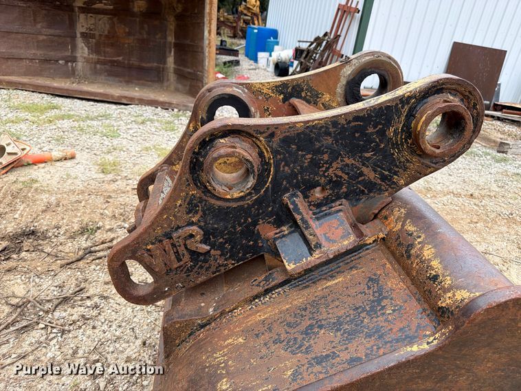 image for item FK3476 2000 John Deere 200LC excavator