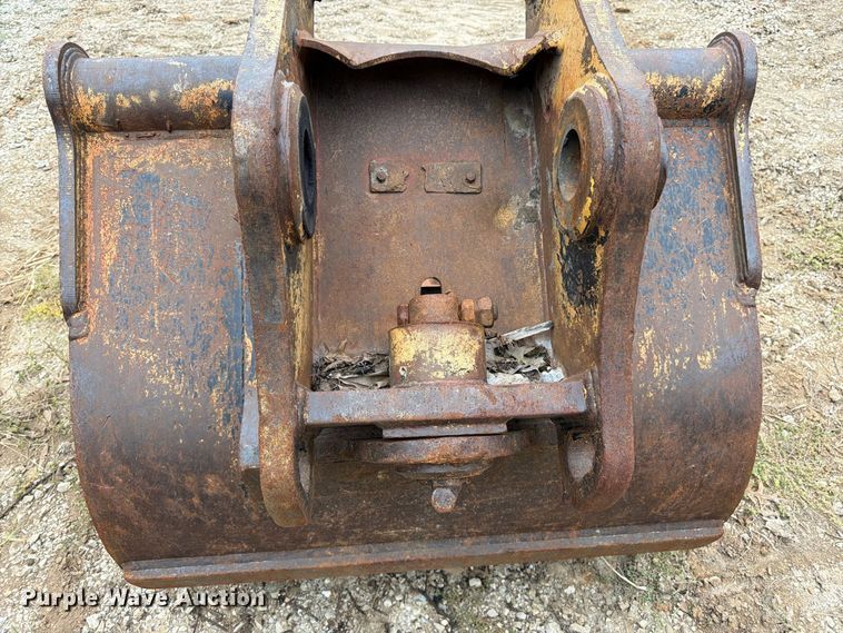 image for item FK3476 2000 John Deere 200LC excavator