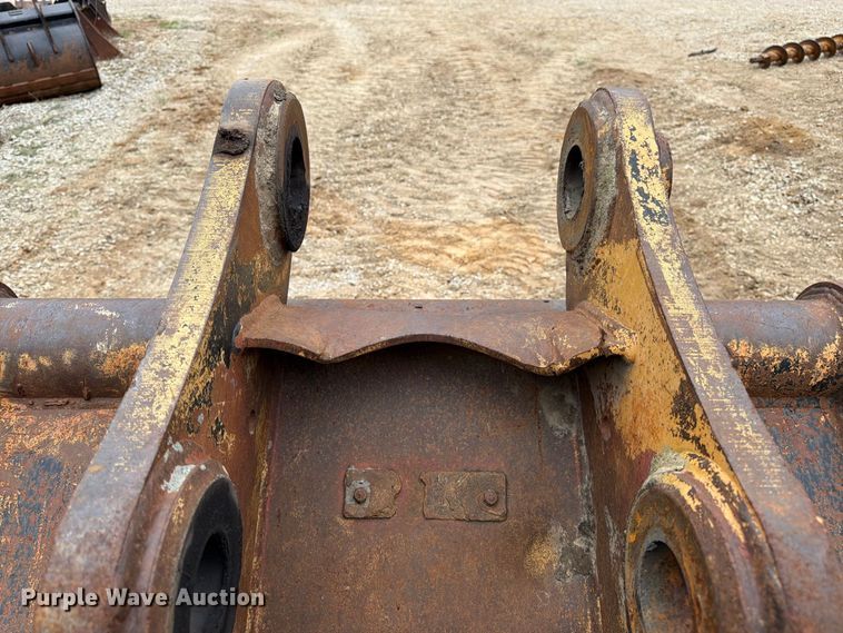 image for item FK3476 2000 John Deere 200LC excavator
