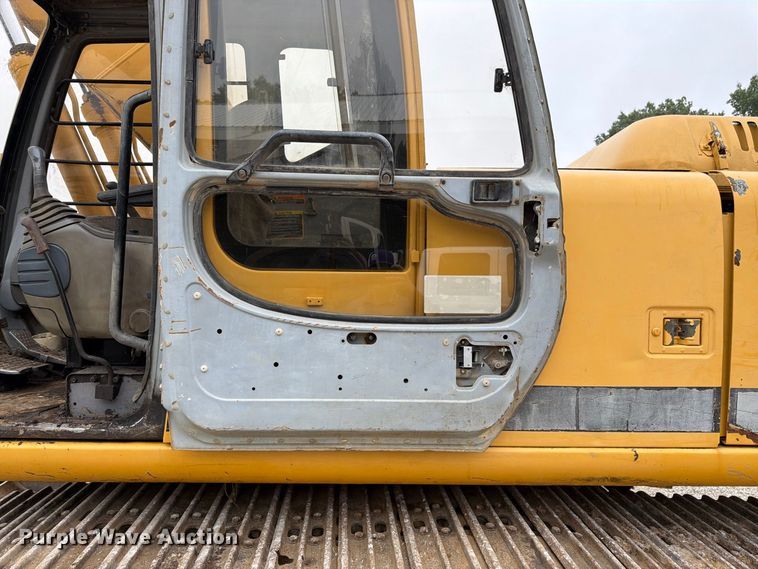image for item FK3476 2000 John Deere 200LC excavator