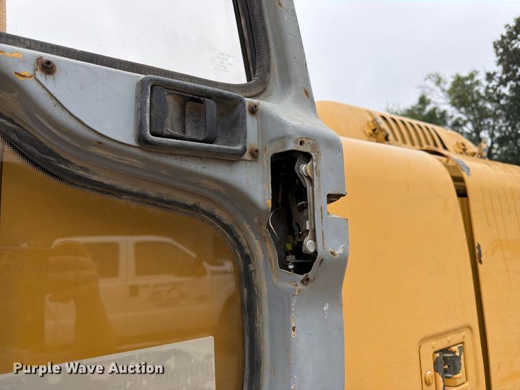 image for item FK3476 2000 John Deere 200LC excavator