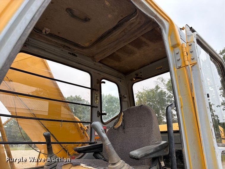 image for item FK3476 2000 John Deere 200LC excavator