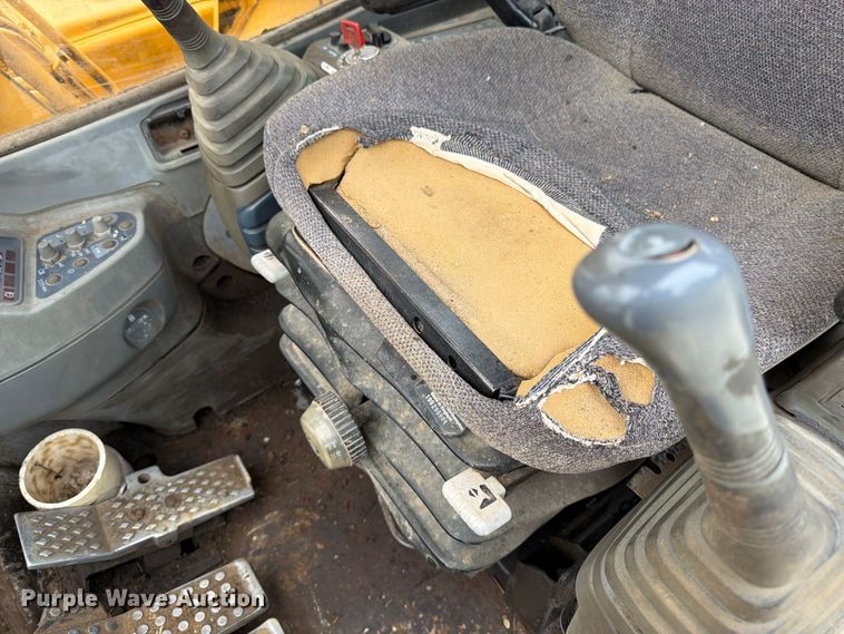 image for item FK3476 2000 John Deere 200LC excavator