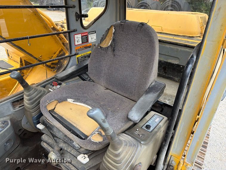 image for item FK3476 2000 John Deere 200LC excavator
