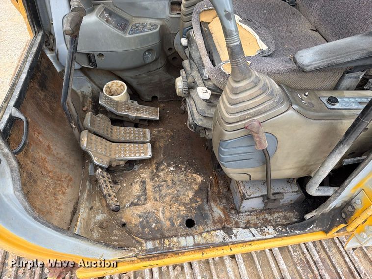 image for item FK3476 2000 John Deere 200LC excavator