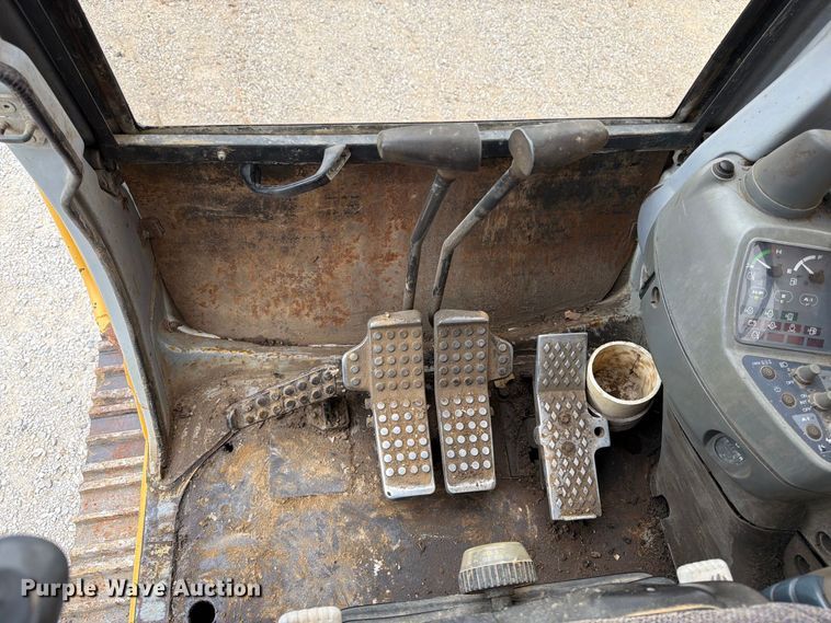 image for item FK3476 2000 John Deere 200LC excavator