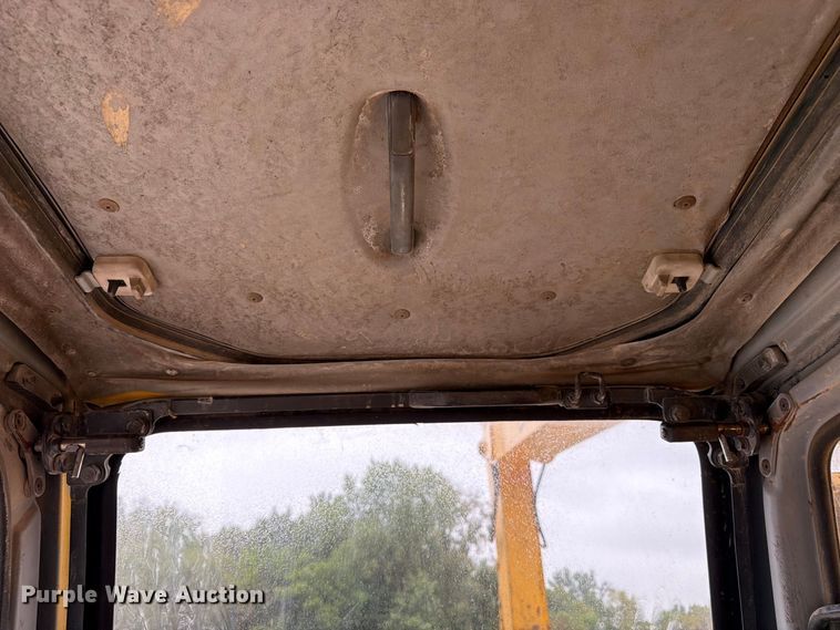 image for item FK3476 2000 John Deere 200LC excavator