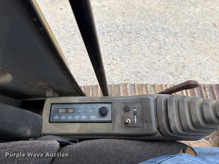 image for item FK3476 2000 John Deere 200LC excavator