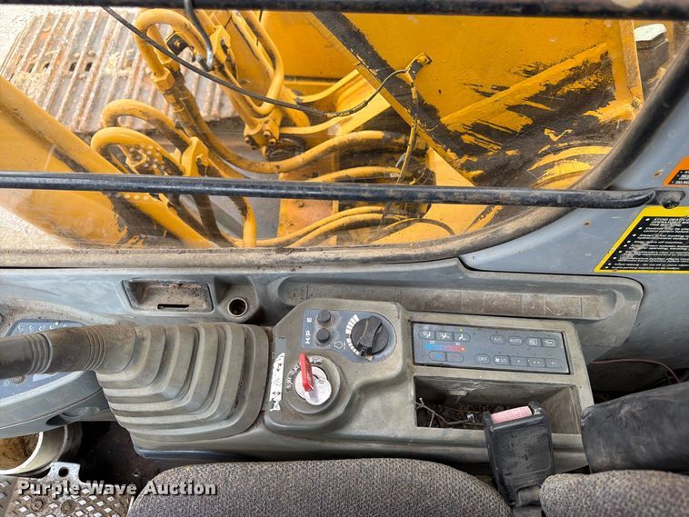 image for item FK3476 2000 John Deere 200LC excavator