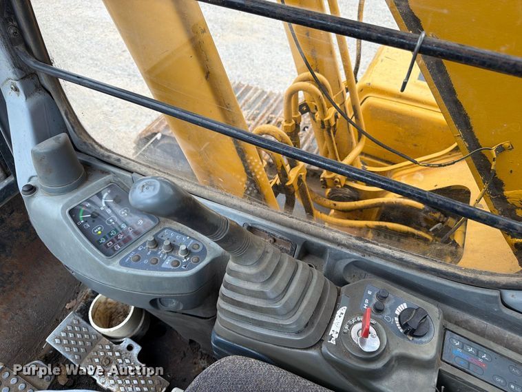 image for item FK3476 2000 John Deere 200LC excavator