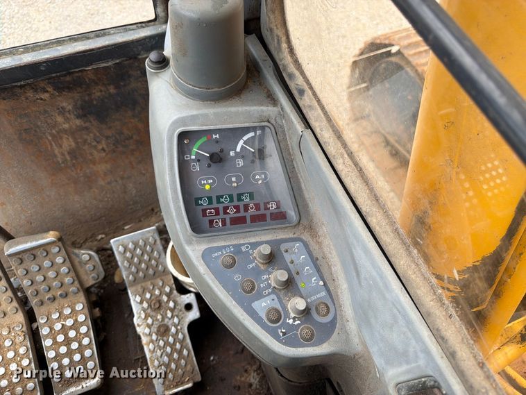 image for item FK3476 2000 John Deere 200LC excavator