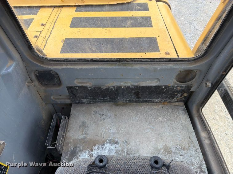 image for item FK3476 2000 John Deere 200LC excavator