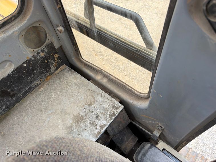 image for item FK3476 2000 John Deere 200LC excavator