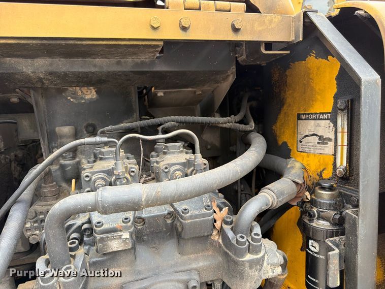 image for item FK3476 2000 John Deere 200LC excavator